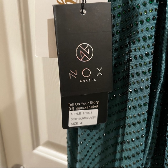 Nox Anabel E1038 - NWT Beaded V-Neck
Prom Dress SIZE 4 - Picture 5 of 7